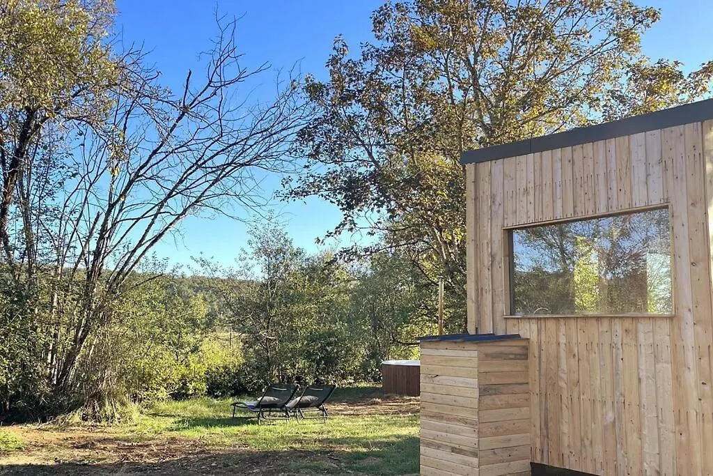 Les cabanes de Julie Lissac et Mouret 0*,
